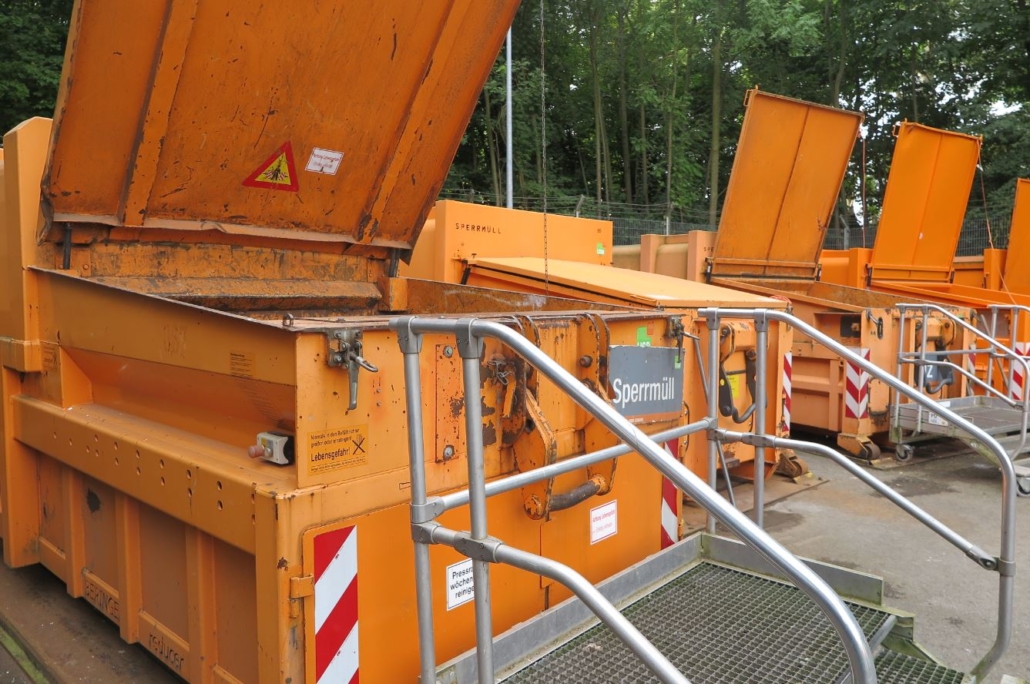 Ein orangener Container mit der Aufschrift Sperrmüll