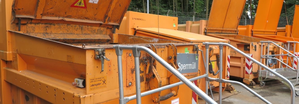 Ein Sperrmüllcontainer in Vordergrund, im Hintergrund sind weitere Container zu sehen