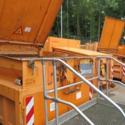 Ein Sperrmüllcontainer in Vordergrund, im Hintergrund sind weitere Container zu sehen