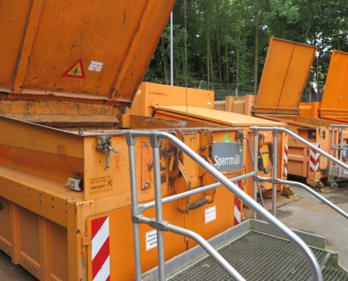 Ein Sperrmüllcontainer in Vordergrund, im Hintergrund sind weitere Container zu sehen