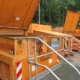Ein Sperrmüllcontainer in Vordergrund, im Hintergrund sind weitere Container zu sehen