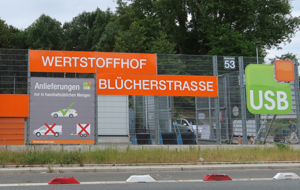 Ein Zaun mit der Aufschrift Wertstoffhof Blücherstrasse