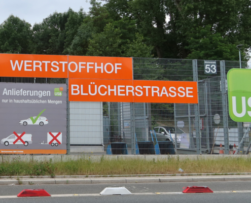 Ein Zaun mit der Aufschrift Wertstoffhof Blücherstrasse