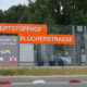 Ein Zaun mit der Aufschrift Wertstoffhof Blücherstrasse