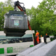 Ein Container mit der Aufschrift Papier und Pappe wird von einem LKW hochgehoben und geleert