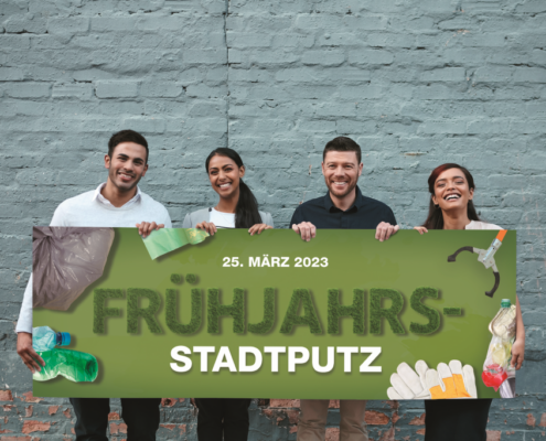 2 Männer und 2 Frauen halten ein Schild mit der Aufschrift Stadtputz hoch