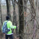 Ein Mann mit Rucksack läuft durch einen Wald