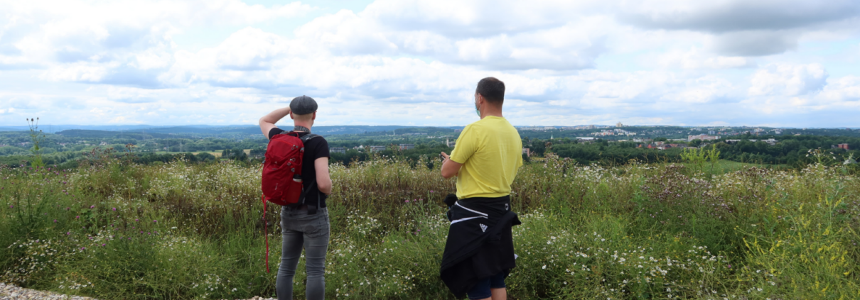 Zwei Männer stehen auf der Deponie und schauen sich den Ausblick an