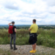 Zwei Männer stehen auf der Deponie und schauen sich den Ausblick an