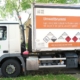 Ein weißer LKW mit der Aufschrift Umweltbrummi und mehreren Warnzeichen.