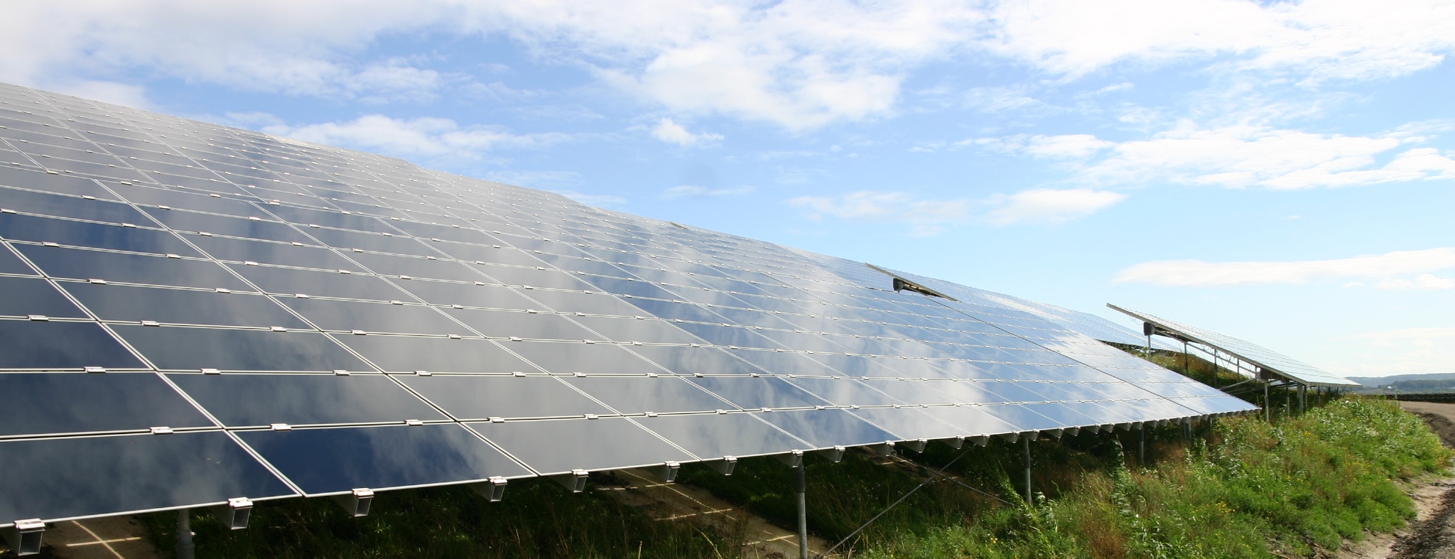 Solaranlage auf einer Grünfläche bei klaren Wetter