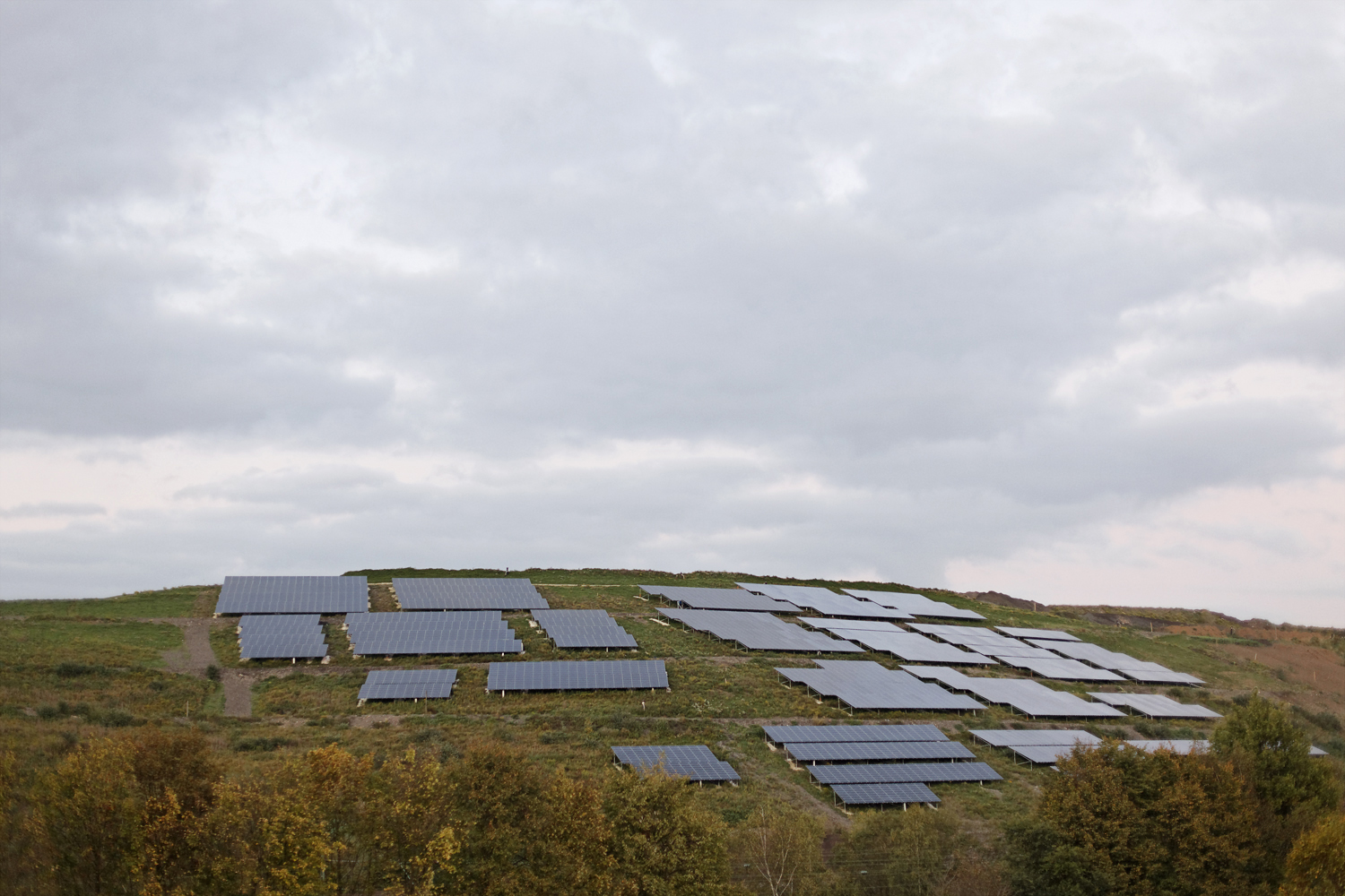 Solaranlagen auf einem grünen Hügel