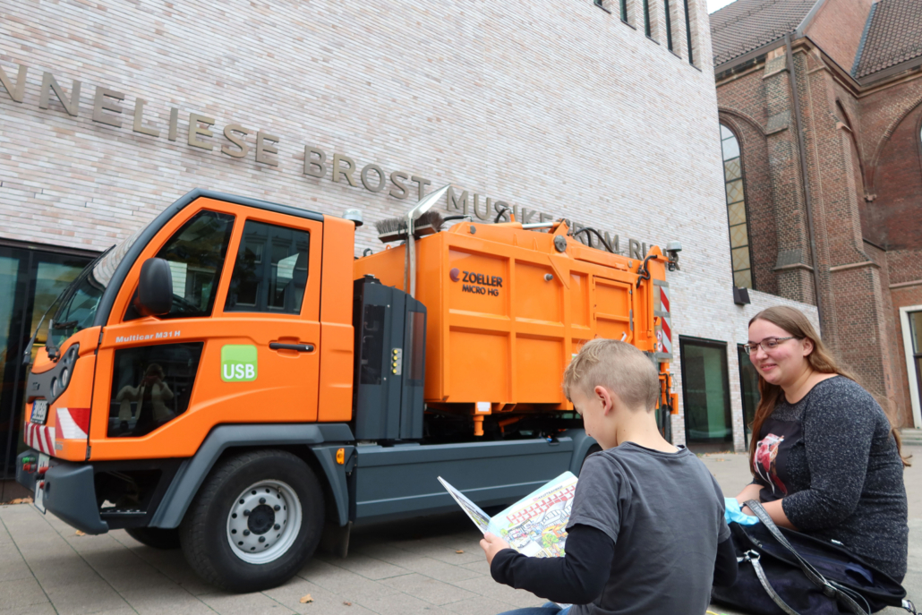 Ein USB-Wagen steht vor dem Musikforum Bochum