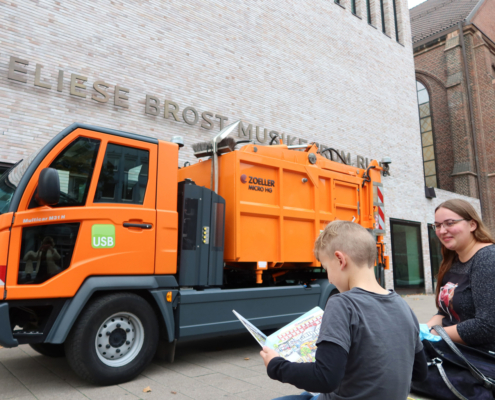 Ein USB-Wagen steht vor dem Musikforum Bochum
