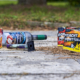 Auf Pflastersteinen liegen Feuerwerkskörper und eine Glasflasche