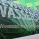 Die Aufschrift eines Alternativ betriebenen Müllwagens "Dieses Fahrzeug bewegt sich mit Wasserstoff"
