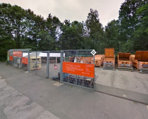 Eingezäunt stehen mehrere orangene Container