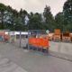 Eingezäunt stehen mehrere orangene Container