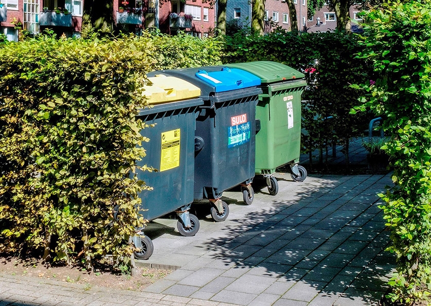 Drei große Tonnen in verschiedenen Farben