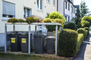 Mülltonnen vor der Tür eines Hauses