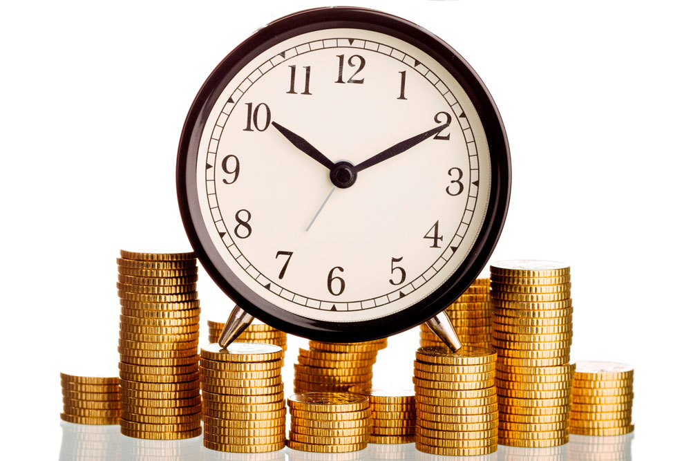 Eine Uhr die auf mehreren Geldmünzen steht