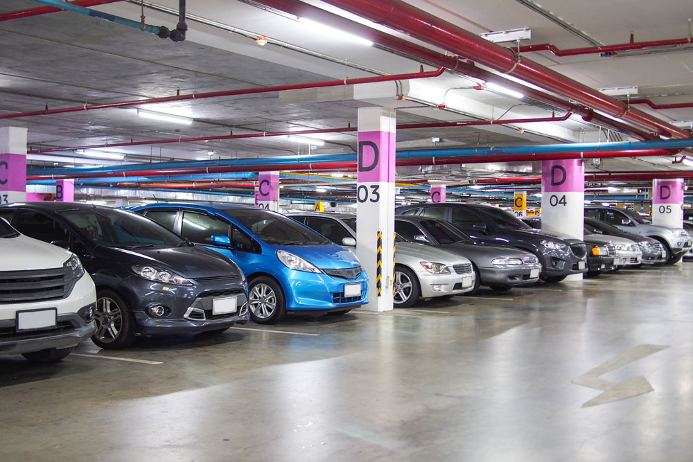 Eine Parkgarage mit vielen Autos