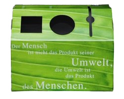 Grüner Mülleimer mit drei Einwurflöchern