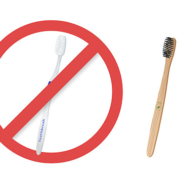 Eine durchgestrichene Plastikzahnbürste neben einer Bambuszahnbürste