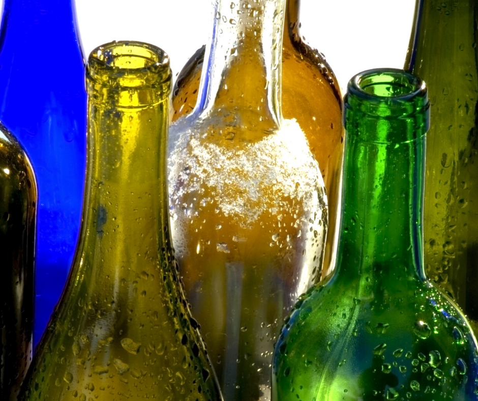 Mehrere Altglas in verschiedenen Farben