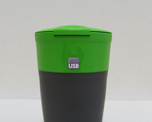 Grün-schwarzer USB Mehrwegbecher
