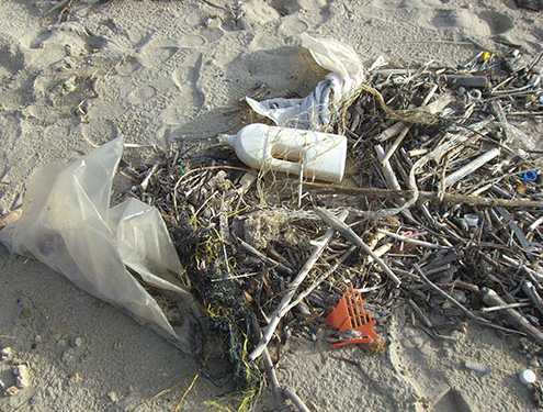 Plastikmüll auf einem Sandstrand