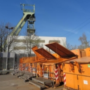 Orangene Container stehen auf einem Wertstoffhof