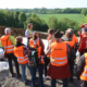 Eine Frau beantwortet die fragen der Besucher bezüglich der Baustelle