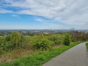 Aussicht vom Tippelsberg in Bochum. Ein Spazierweg im Vordergrund öffnet den Ausblick auf das Ruhrgebiet