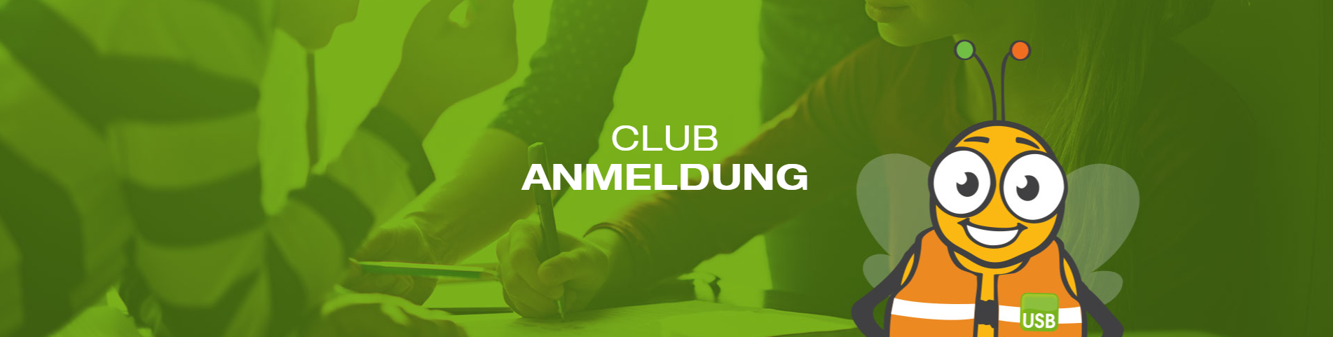 Kinder schreiben auf ein Blatt Papier. Ein grüner Filter liegt über dem Bild. Es trägt den Schriftzug "Club Anmeldung".