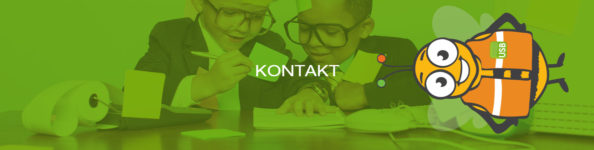 Zwei Jungen spielen mit Klebezetteln und notieren etwas in einem Terminkalender. Über dem Bild liegt ein grüner Filter. Es trägt den Schriftzug "Kontakt".